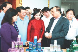 阮春福總理參觀老街市的藥品。