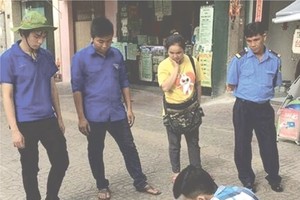 團員在為各個沙井蓋扮靚。