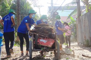 守德郡的年輕人合力整理衛生，改善環境。
