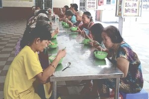 清貧老人、婦女正在進餐。