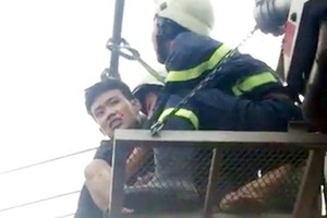 在電線上行走青年被救