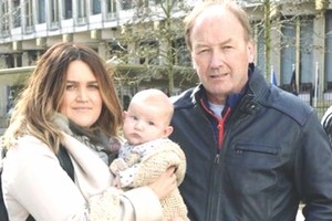 哈維與外公和母親。（圖片來源：互聯網）