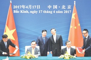 范平明副總理與中國國務院委員楊潔篪見證越中雙邊合作指委會會議簽署儀式。