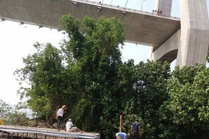 民兵隊與地方職能力量配合進行搜救阿D。（圖片來源：互聯網）