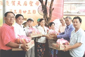 各位理事向貧戶贈送禮物。