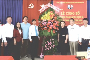 苡安市黨部贈送花籃予西貢國際有限公司董事會和黨支部。