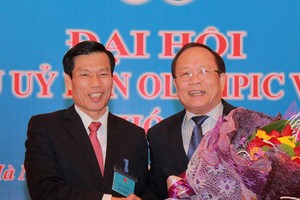 第四屆越南奧委會主席黃俊英（右）向阮玉善部長祝賀。