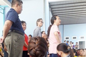 HDI負責人與罷工的工人們商討解決勞動合同糾紛事宜。（圖片來源：互聯網）