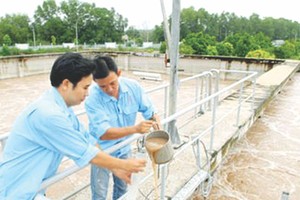 資源環境部門在某工業區提取水樣檢測。