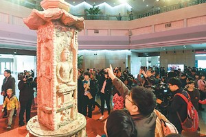 4月16日，在山西博物院，參觀者 在觀賞鄧峪石塔。（圖片來源：新華網）