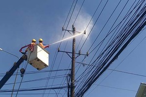 平代電力公司工人在無須斷電的情況下清洗電網。