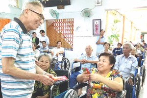 第八郡殘疾人士獲贈輪椅