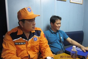 菲籍船員Lim Rey Calatraba（右）在機艙遇到勞動事故致手部受傷，可能引發壞死危險，須緊急送到岸上救治。（圖片來源：互聯網）