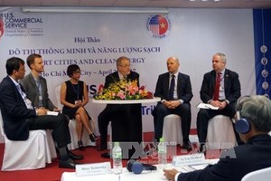 專家們就新加坡智慧城市凈化能源的模式進行討論。（資料圖來源：越通社）