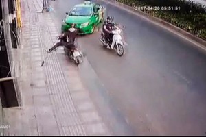 計程車撞向劫匪的摩托車。（圖片來源：互聯網）