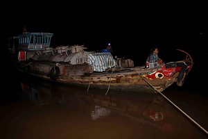 與運沙船碰撞後的編號CM 00242運油船。（圖片來源：互聯網）