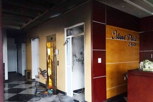 Island Pearl酒店櫃檯附近起火處。（圖源：互聯網）