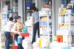 金邊市場化工原料攤位一隅。