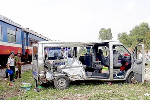 在同奈省發生列車與旅遊車碰撞的交通事故。（圖源：SGGP）
