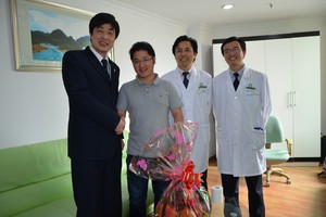 2011年的梁金星（左二），恰逢院領導探望。