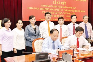 市委常務委員會與《共產主義雜誌》編輯部簽署了合作協議。（資料圖來源：越勇）