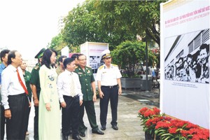 市領導和各代表正在參觀圖片展。