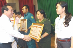 對徵召入伍工作作出重大貢獻的36個集體和20個家庭戶也獲市人委會頒發獎狀。