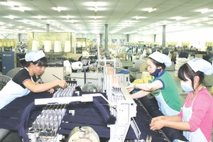 華人私營企業越鴻公司生產牛仔布輸往外國。