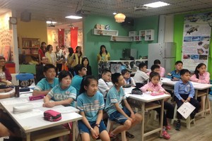 新北市積穗小學學生正在上越語課。