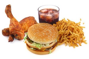 常吃炸雞、速食，攝入過多飽和脂肪，是可能導致孩子“迫切長大”的因素之一。（示意圖來源：互聯網）