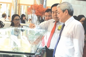 各位領導和代表參觀金銀珠寶飾品店。