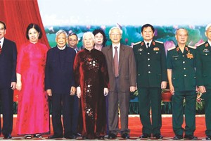 阮富仲總書記（右四）與各代表合影。