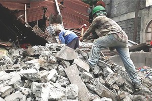 工人在廢墟中搜索可能被困的人員。（圖源：互聯網）