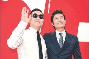 PSY（左）與李秉憲老友鬼鬼，互相支援對方作品。（圖源：互聯網）