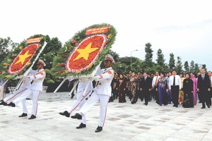 本市領導代表團向各位英雄烈士敬獻鮮花。