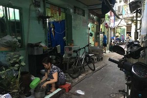 由於房子面積太小，第一郡馬朗區居民必須把車子停放在屋外，各種煮食炊事 也是在此進行。（圖源：互聯網）