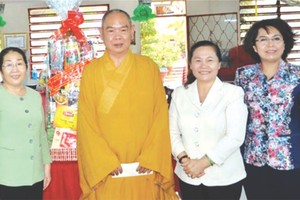 市領導向組織個人祝賀佛誕大典