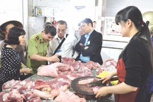 市場管理力量檢查食品安全。（圖源：互聯網）