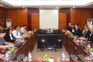 雙方代表交談全景。（圖源：互聯網）