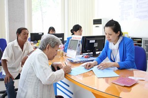 西貢電力公司職員向客戶解釋申請更新電錶手續（圖源：互聯網）。