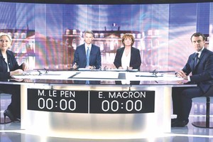 馬克龍（右）和勒龐（左）在拉普萊納聖德尼開展選舉前的電視辯論。（圖源：互聯網）