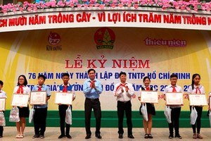 全國55名優秀隊員、少先隊指揮員頒發金童獎。（圖源：越南共產黨電子報）