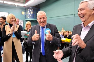 保守黨候選人迪克·馬登慶祝贏得席位。（圖源：互聯網）