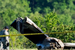 美國UPS的貨機降落時滑出跑道，導致駕駛員和副駕駛員死亡。（圖源：互聯網）