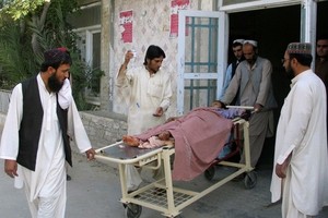 受傷的一名男孩送往巴基斯坦查馬醫院接受治療。（圖源：路透社）