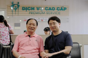 韓國遊客崔H.S（左）康復出院，準備回國。（圖源：Nguyên Khôi）