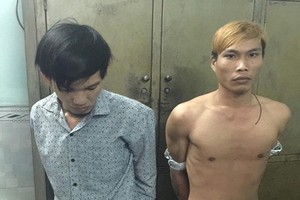 搶劫摩托車的兩匪徒。（圖源：互聯網）