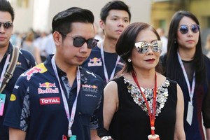 泰國“紅牛”繼承人（左）及其母親。（圖源：互聯網）