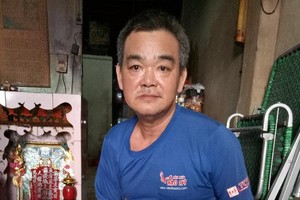 張志達未能站立和行走。圖源：讀者工作組