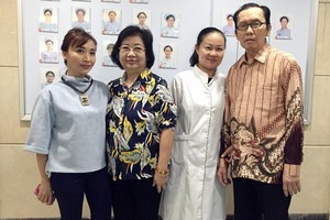 黃俞平一家與胡瑩醫生。圖源：互聯網